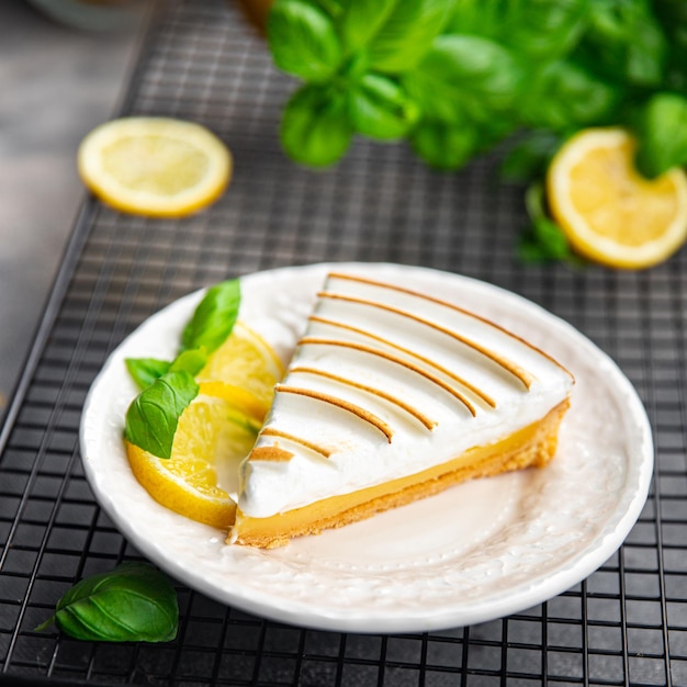 Süßes Zitronentörtchen-Baiser-Dessert, verzehrfertige Mahlzeit, Snack auf dem Tisch, Kopierraum, Essen