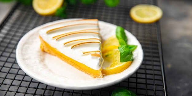 Süßes Zitronentörtchen-Baiser-Dessert, verzehrfertige Mahlzeit, Snack auf dem Tisch, Kopierraum, Essen