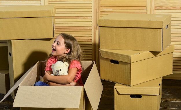 Süßes Zuhause. Miethaus. Familienhaus. Lieferdienst. Wohnung für Familie. Spielbox für Mädchen. Konzept ausziehen. Bereiten Sie sich auf den Umzug vor. Auszug. Dinge verpacken. Aufgeregt über neues Haus.