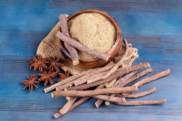 Süßholz und Süßholzpulver auf dem weißen Hintergrund