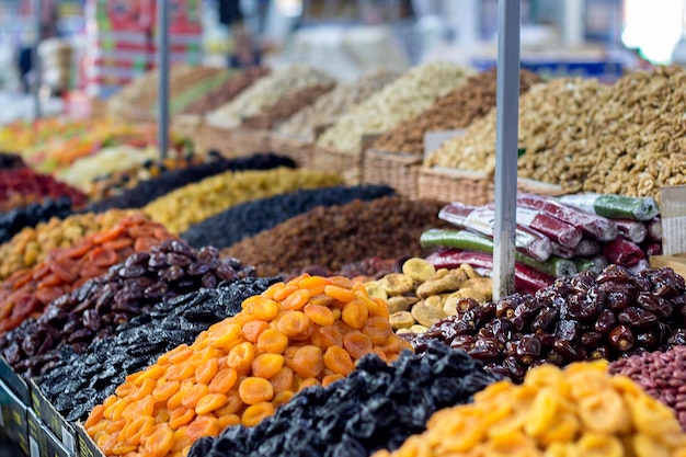 Süßigkeiten auf der Theke auf dem Markt