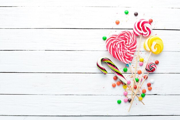 Süßigkeiten auf einem Stock in Form eines Herzens Draufsicht freier Kopierraum