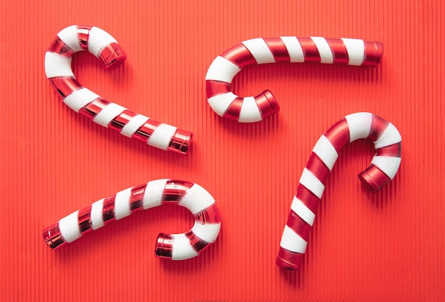 Foto süßigkeiten auf rotem hintergrund weihnachtstraditionelle rot-weiß gestreifte süßigkeiten