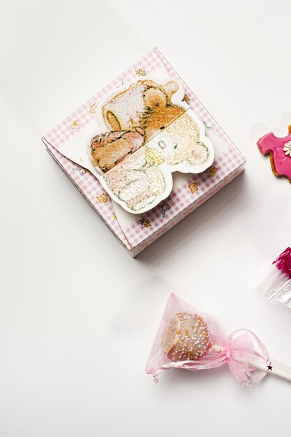 Süßigkeiten für Babyparty mit Süßigkeiten und Kuchen auf weißem Hintergrund. Isoliert