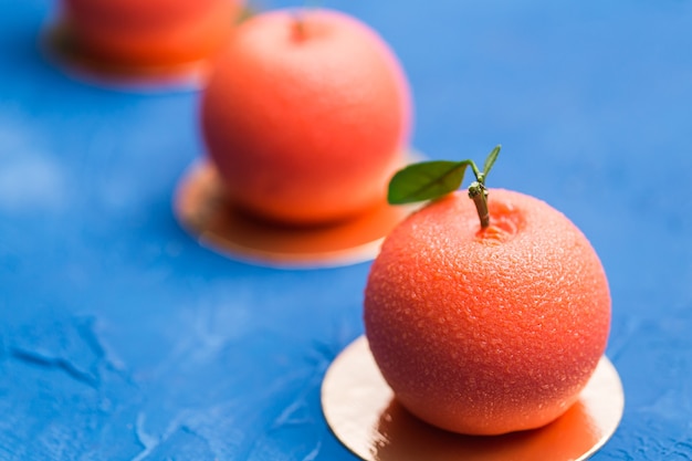 Süßigkeiten, Kuchen und leckeres Konzept - Mousse-Dessert in Form einer Orangenfrucht.