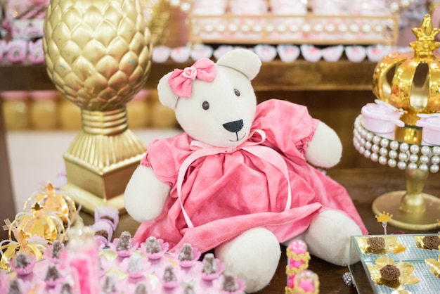 Süßigkeiten und Dekoration auf dem Tisch - Kinderparty tragen Prinzessinthema