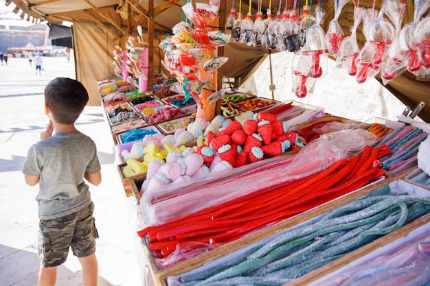 Süßigkeiten vieler Arten und Farben auf einem mittelalterlichen Markt
