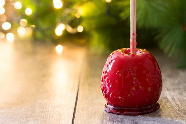 Süßigkeits-Weihnachtsäpfel und Weihnachtslichter Copyspace