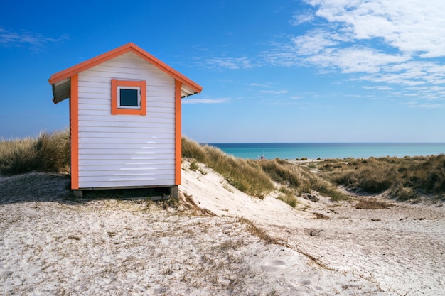 Süßigkeitsfarbene Strandhütte am Skanor-Strand in Falsterbo, Skane, Schweden. Schwedisches Tourismuskonzept