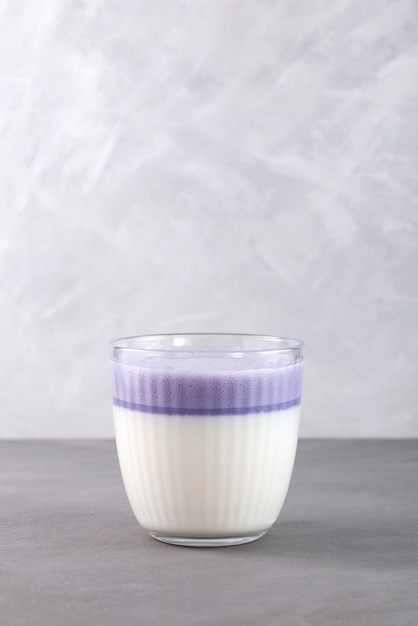 Süßkartoffel-Latte Milchgetränk mit lila Kartoffeln Köstlicher Protein-Smoothie Koreanisches Getränk
