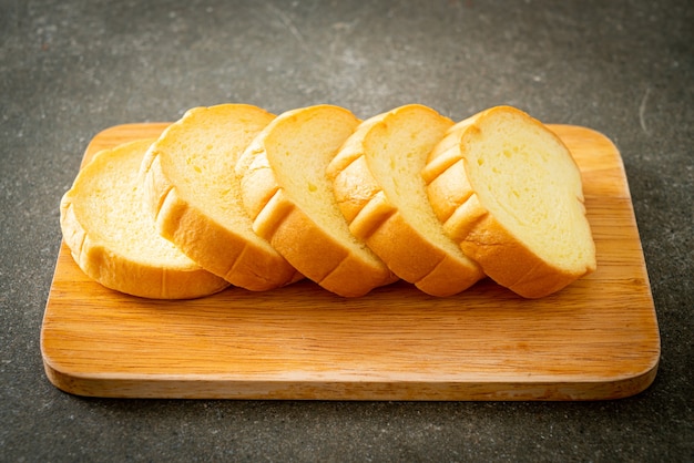 Süßkartoffelbrot auf Holzbrett geschnitten