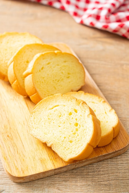 Süßkartoffelbrot auf Holzbrett geschnitten