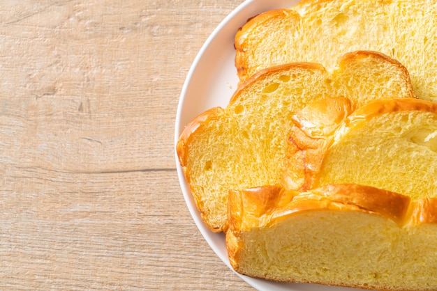 Süßkartoffelbrot mit Kaffee zum Frühstück