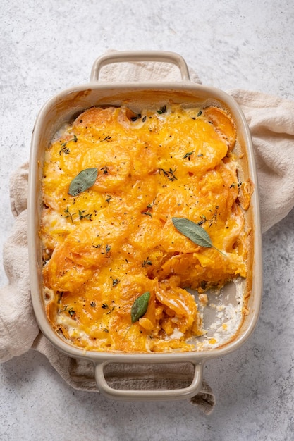 Süßkartoffelgratin mit Sahne in Auflaufform