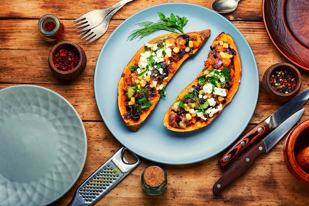 Süßkartoffelhälften gebacken mit Gemüse und Hüttenkäse Vegetarisches Essen