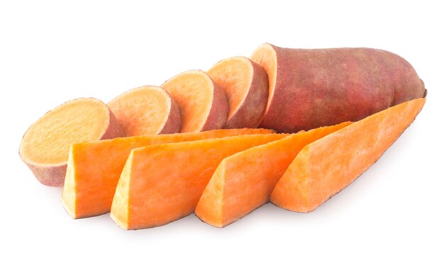 Süßkartoffeln isoliert auf weißem Hintergrund