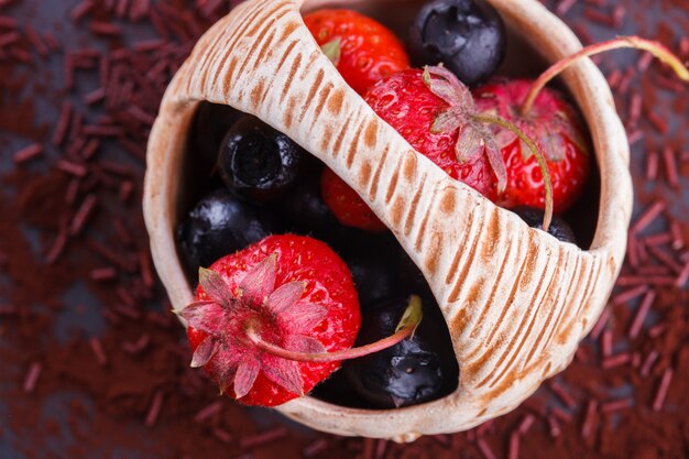 Süßspeise mit Sommerbeeren