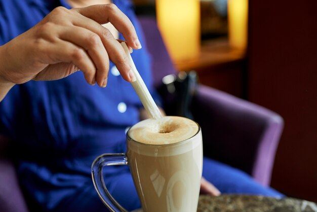 Süßstoff in Latte hinzufügen