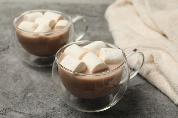 Suéter e xícaras de café com marshmallows