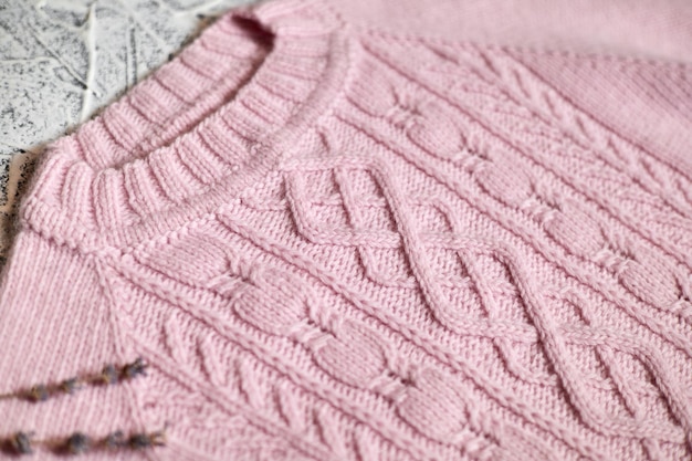 Suéter feminino de malha rosa com padrões