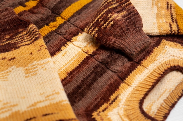 Foto suéter marrón cálido en una vista superior de fondo blanco detalles