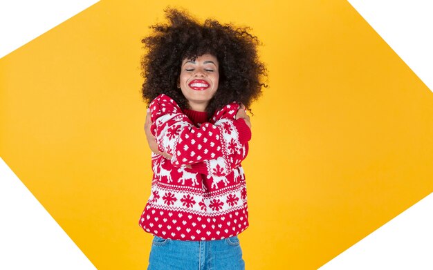 Suéter de mujer afro, abrazarse a sí misma