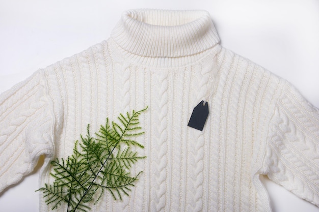 Suéter quente branco bem dobrado na prateleira Roupas novas com etiqueta
