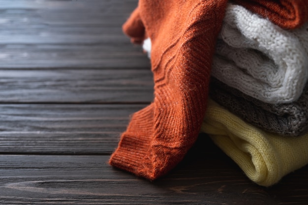 Foto suéteres cálidos de punto doblados, mitades o mantas ropa de otoño e invierno lugar para el texto
