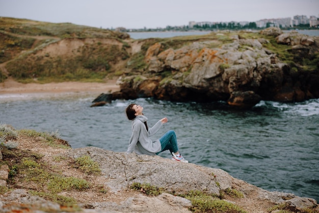 Suéteres de mujer mar nublado admirando la naturaleza Estilo de vida