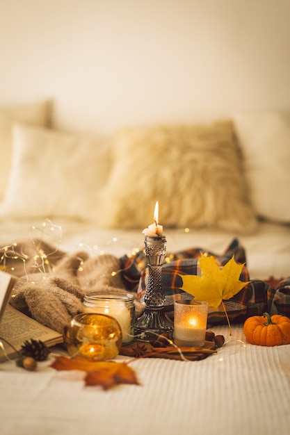 Suéteres y velas con decoración otoñal y lectura de libros descansa todavía detalles de la vida en el interior de la casa