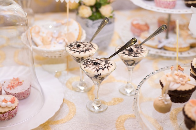 Suflê de creme decorado em copos na mesa para doces