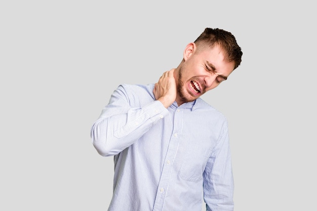 Foto sufrir dolor de cuello debido al estilo de vida sedentario