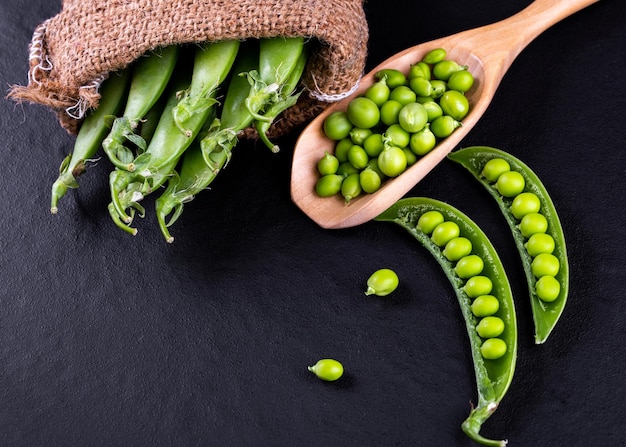 Sugar snap peas con menta en un fondo de madera rústica