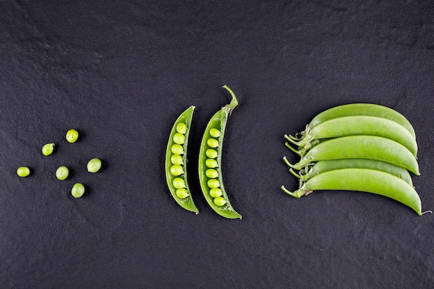 Sugar snap peas con menta en un fondo de madera rústica