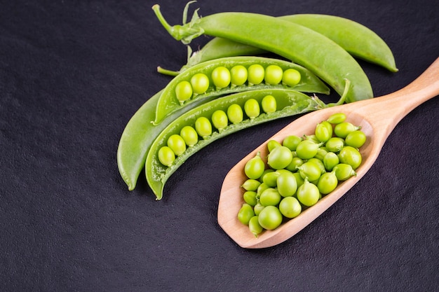 Sugar snap peas con menta en un fondo de madera rústica