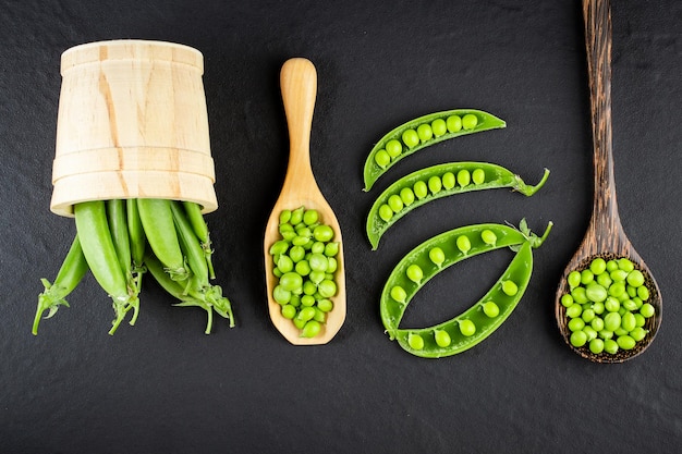 Sugar snap peas con menta en un fondo de madera rústica