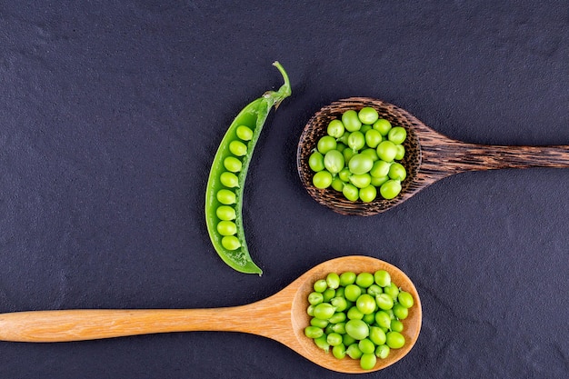 Sugar snap peas con menta en un fondo de madera rústica