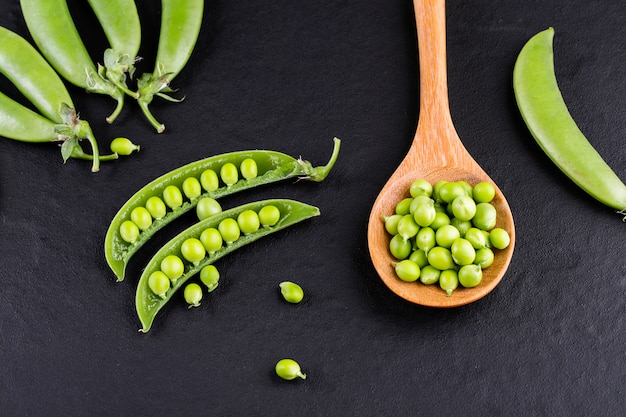 Foto sugar snap peas con menta en madera rústica