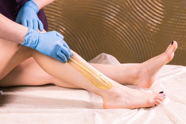 Sugaring Epilation Hautpflege mit flüssigem Zucker. Schönheits- und Kosmetikkonzept.