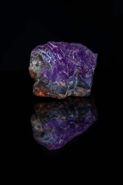 Foto sugilite violeta pedra kalahari em fundo preto