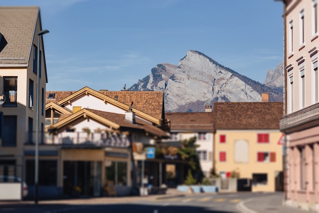 Suíça, aldeia de montanha no fundo das montanhas alpinas