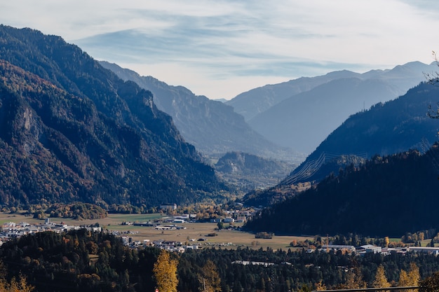 Suíça, aldeia de montanha no fundo das montanhas alpinas