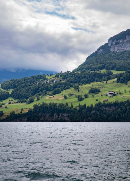 Suíça, Gersau, Schwyz, cidade na margem do Lago Lucerna no verão