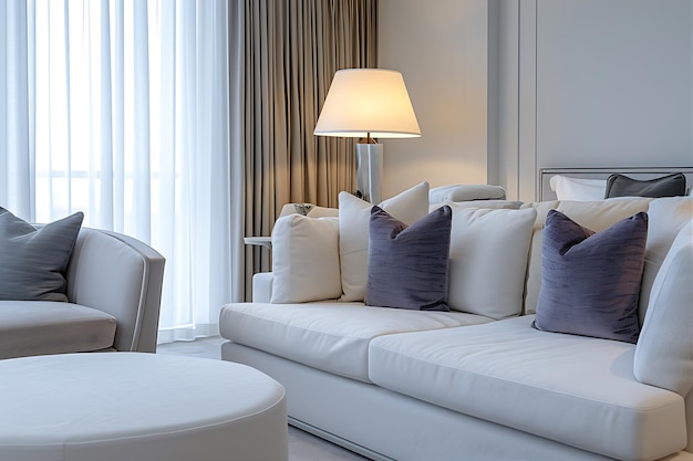Suite de hotel con muebles blancos y verde