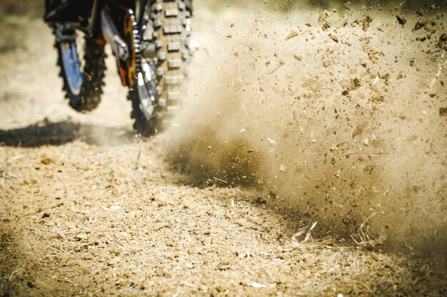 Foto suja por motocicleta no campo