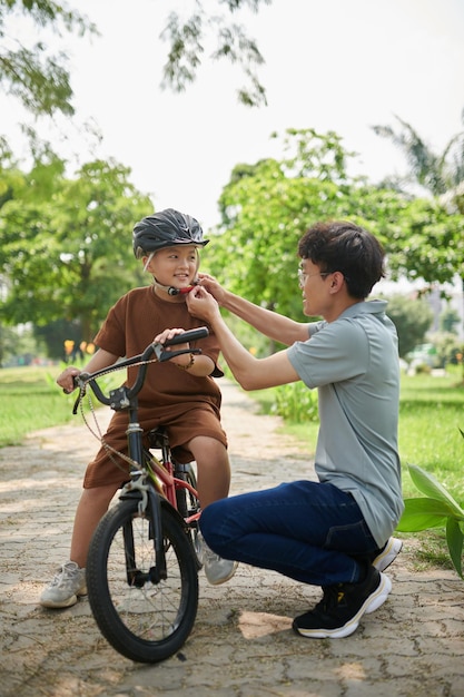 Sujeción de casco de bicicleta