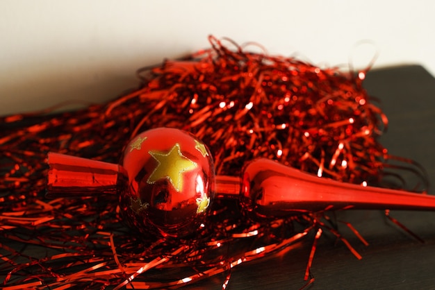 Sujeitos pendurados de lâminas vermelhas enfeitadas com enfeites de árvore de Natal