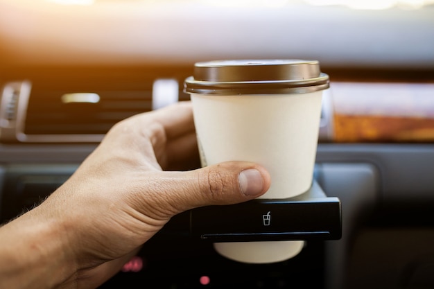 Sujeta vasos con un café