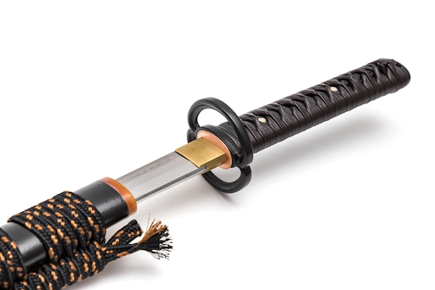 Sujetador de cordón de cuero marrón con empuñadura empuñadura de acero espada japonesa y funda negra