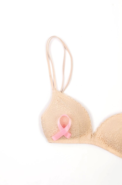 Sujetador desnudo con cinta rosa sobre el concepto de cáncer de mama